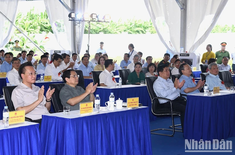 政府总理范明正出席连接河内-海防高速公路和惹桥-宁平高速公路的公路修建项目(第二期)落成仪式。 政府总理范明正出席连接河内-海防高速公路和惹桥-宁平高速公路的公路修建项目(第二期)落成仪式。