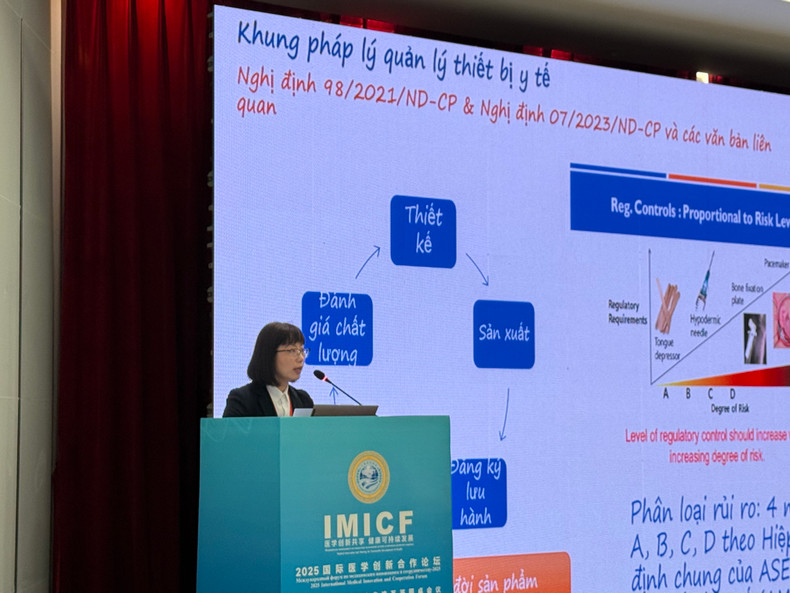 越南卫生部官员在国际医疗保障政策交流互鉴圆桌会议上介绍越南医疗保障体系及医用耗材采购与使用经验。