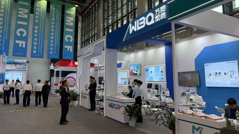 与会嘉宾参观医疗创新成果展示。