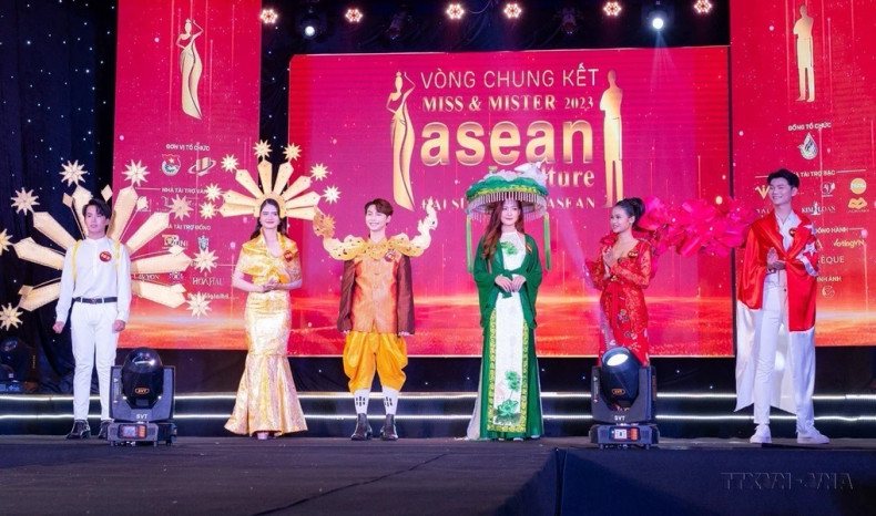 参赛选手在2023年东盟文化大使竞赛进行各国文化服装表演(2024年9月,于胡志明市)。 参赛选手在2023年东盟文化大使竞赛进行各国文化服装表演(2024年9月,于胡志明市)。