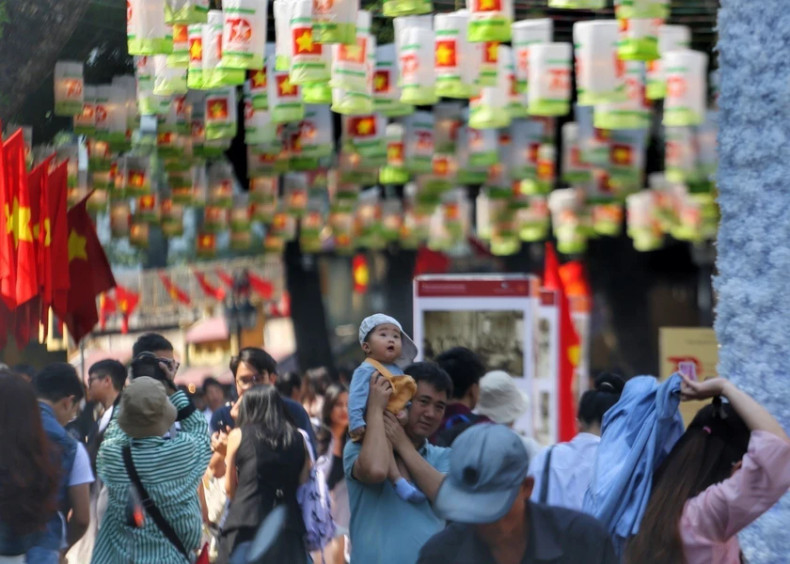 冯兴壁画空间区吸引众多市民和游客前来参观。