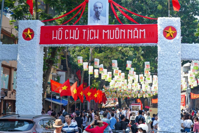 冯兴壁画空间区吸引众多市民和游客前来参观。