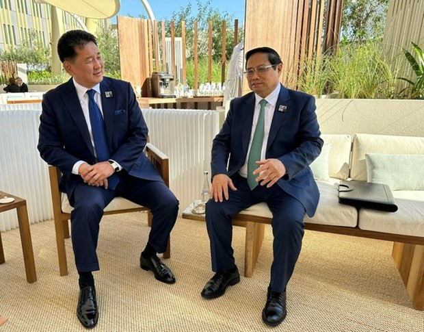 越南政府总理范明正会见蒙古国总统乌赫那·呼日勒苏赫。 越南政府总理范明正会见蒙古国总统乌赫那·呼日勒苏赫。