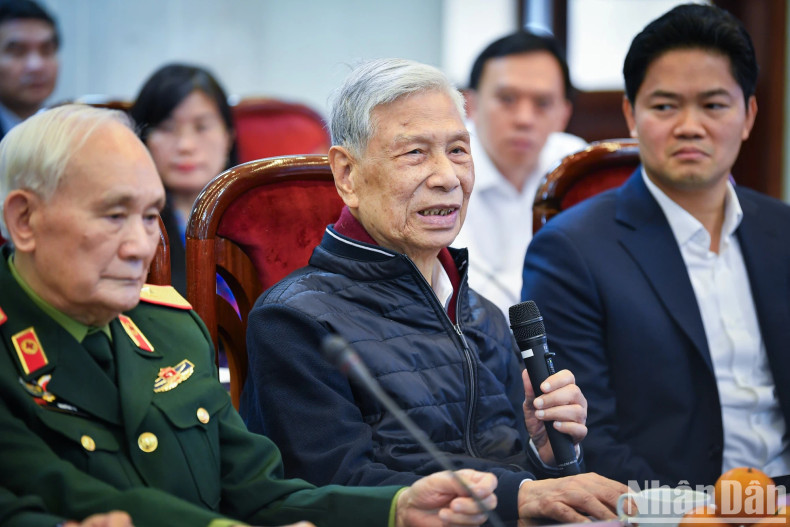 前越南国会副主席、奠边府老战士邓军瑞中将分享他在奠边府战场上的战斗记忆。(成达 摄) 前越南国会副主席、奠边府老战士邓军瑞中将分享他在奠边府战场上的战斗记忆。(成达 摄)