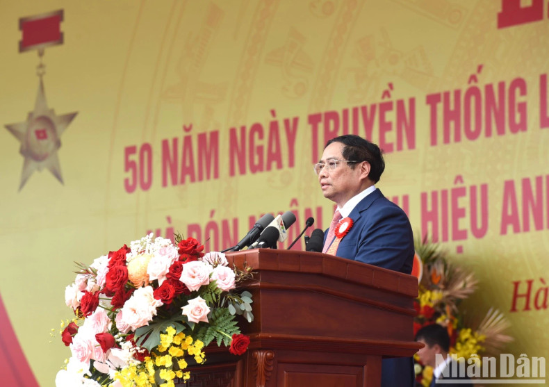 范明正总理在庆祝活动上致辞。 范明正总理在庆祝活动上致辞。