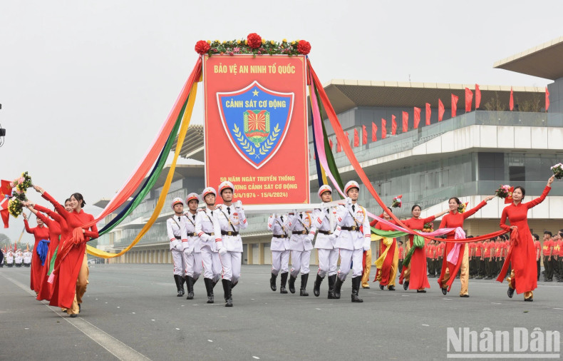 在庆祝活动上,机动警察力量各单位分别举行阅兵、武术表演、防爆演练等。 在庆祝活动上,机动警察力量各单位分别举行阅兵、武术表演、防爆演练等。