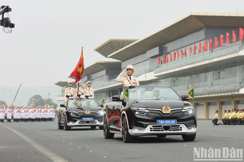 在庆祝活动上,机动警察力量各单位分别举行阅兵、武术表演、防爆演练等。 在庆祝活动上,机动警察力量各单位分别举行阅兵、武术表演、防爆演练等。