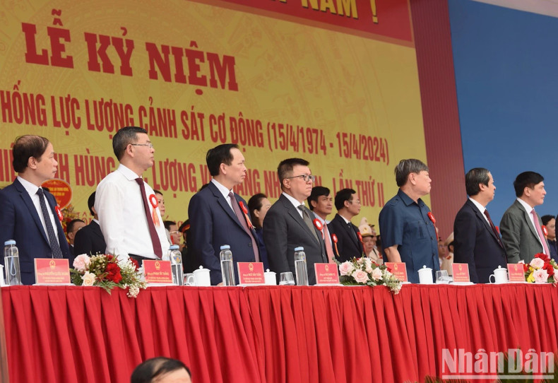 各部委、中央机构领导代表参加活动。 各部委、中央机构领导代表参加活动。