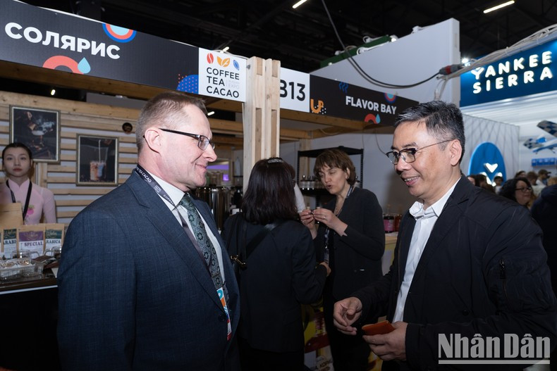 黄伟龙先生同伙伴交流。 黄伟龙先生同伙伴交流。