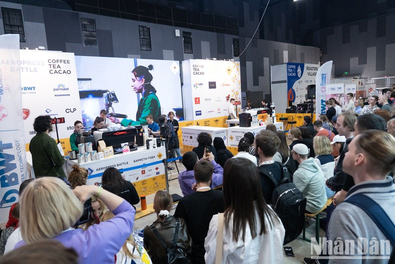 展览会吸引大量观众前来参观。 展览会吸引大量观众前来参观。