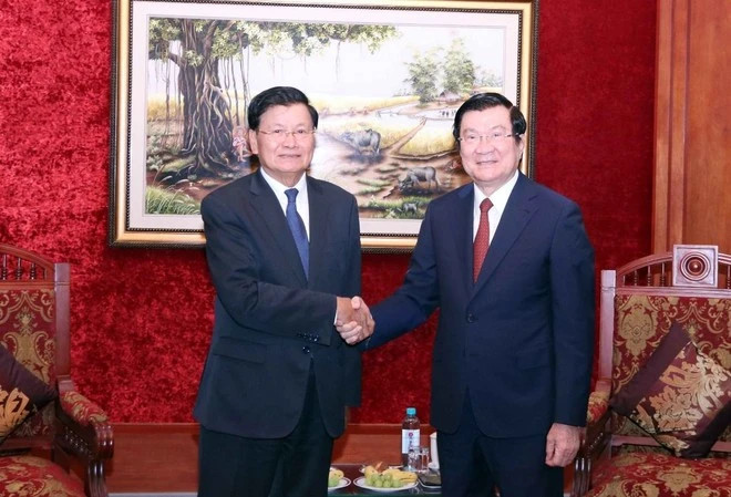 老挝人民革命党中央总书记、国家主席通伦·西苏里会见了越南前国家主席张晋创。 老挝人民革命党中央总书记、国家主席通伦·西苏里会见了越南前国家主席张晋创。