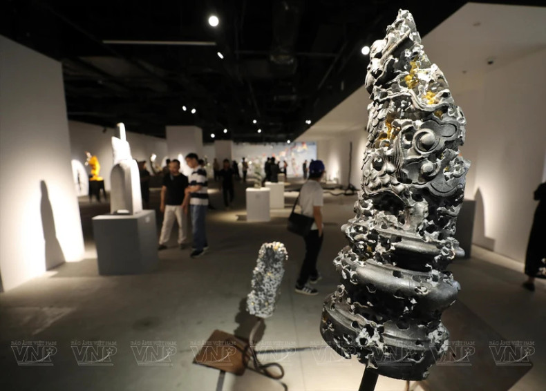 欣赏河内市常信县豆寺的独特龙形雕塑。