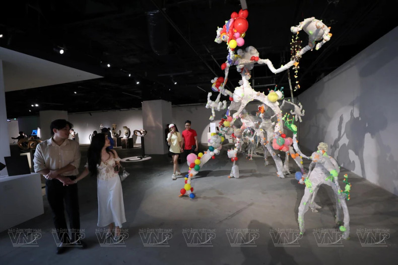 “河内-西贡雕塑”展览吸引众多年轻人的关注。