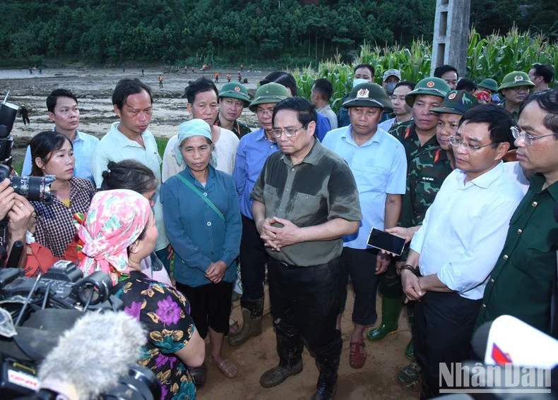 范明正总理代表党、国家向遇难者和失踪者家属致以深切慰问。 范明正总理代表党、国家向遇难者和失踪者家属致以深切慰问。