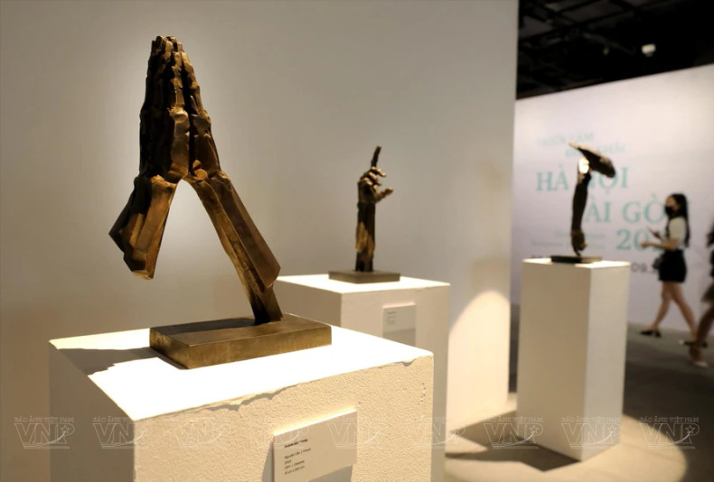 雕塑艺术家黄宝忠陶瓷作品《祈愿》。