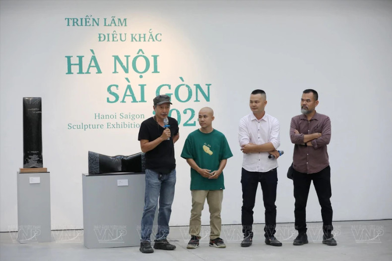 雕塑艺术家陶周海介绍作品。