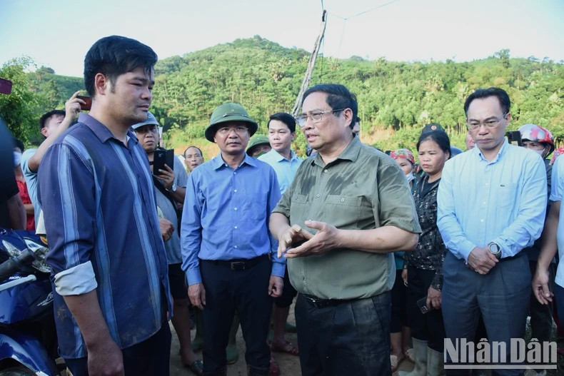 范明正总理对遇难者家属致以深切慰问,房屋和财产受损的家庭表示同情;激励各户家庭节哀顺便,走出悲痛和损失。 范明正总理对遇难者家属致以深切慰问,房屋和财产受损的家庭表示同情;激励各户家庭节哀顺便,走出悲痛和损失。