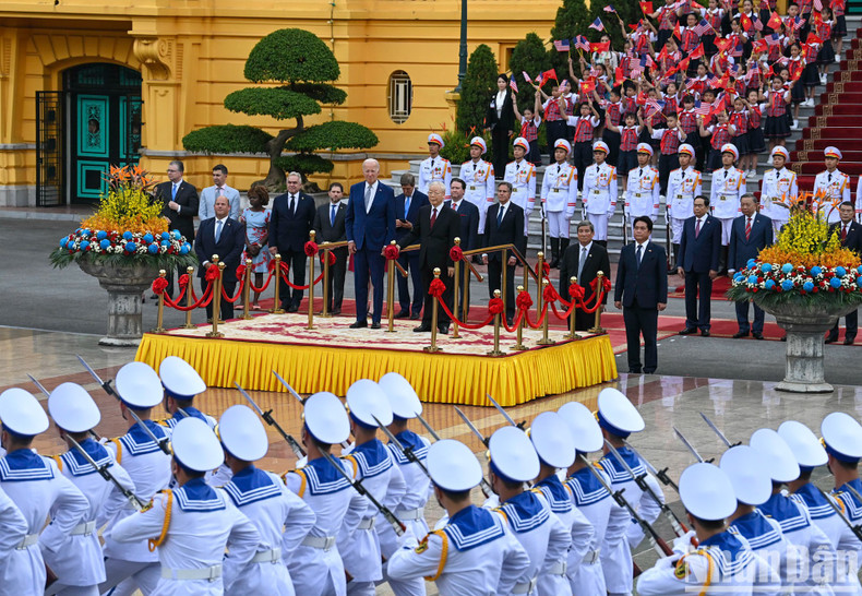 越共中央总书记阮富仲与美国总统乔·拜登共同检阅仪仗队。 越共中央总书记阮富仲与美国总统乔·拜登共同检阅仪仗队。