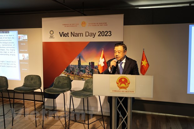 河内市人民委员会主席陈士青。 河内市人民委员会主席陈士青。