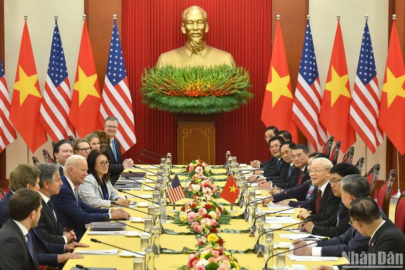 越共中央总书记阮富仲与美国总统拜登举行会谈。 越共中央总书记阮富仲与美国总统拜登举行会谈。