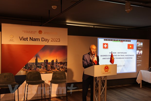 越南驻瑞士大使冯世隆。 越南驻瑞士大使冯世隆。