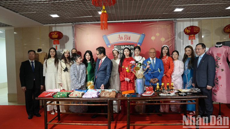 越南驻俄罗斯大使邓明魁和与会代表合影。