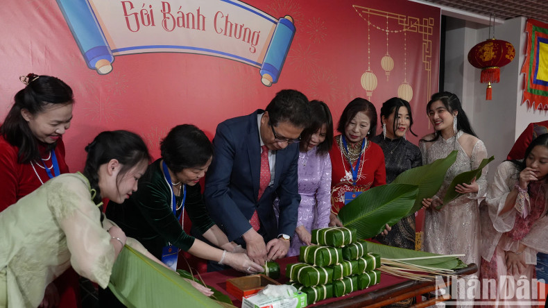 越南驻俄罗斯大使邓明魁参加包粽子。