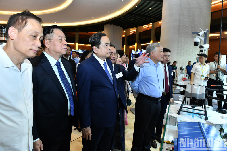 党和国家领导人参观“私营经济发展成就展览会暨私营企业产品展”。