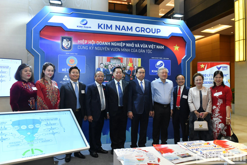 党和国家领导人参观“私营经济发展成就展览会暨私营企业产品展”。