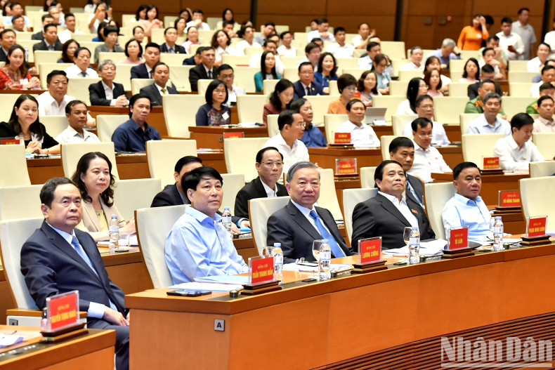 党和国家领导人出席会议。 党和国家领导人出席会议。