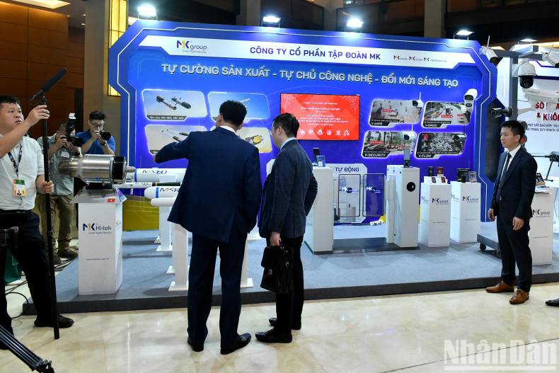 “私营经济发展成就展览会暨私营企业产品展”一角。