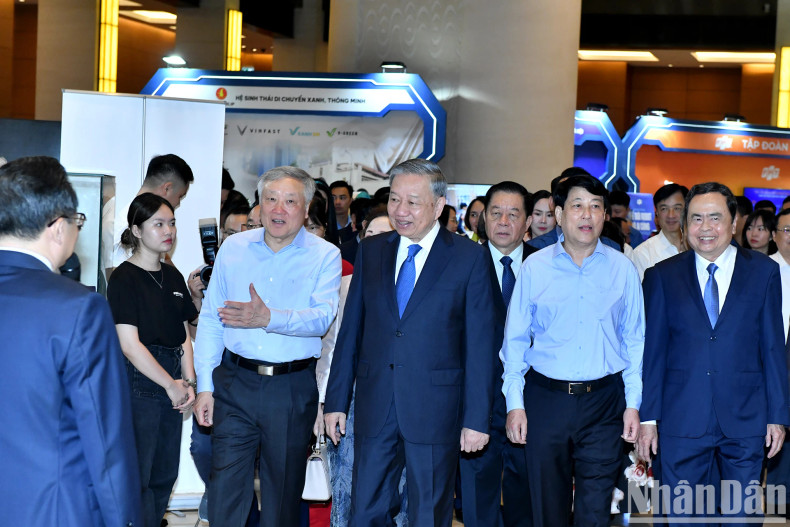 苏林总书记以及党和国家领导人参观了“私营经济发展成就展览会暨私营企业产品展”。