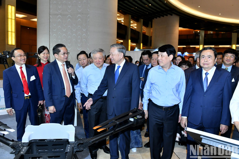 苏林总书记以及党和国家领导人参观“私营经济发展成就展览会暨私营企业产品展”。