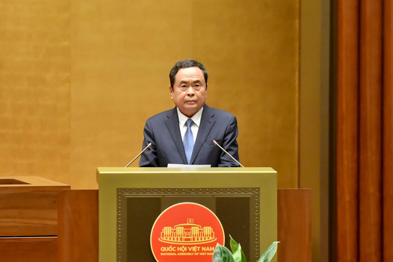 国会主席陈青敏作了“中央政治局关于革新法律制定与执行工作以满足新纪元国家发展需求的第66号决议的核心要点及落实第66号决议的行动计划”的专题报告。 国会主席陈青敏作了“中央政治局关于革新法律制定与执行工作以满足新纪元国家发展需求的第66号决议的核心要点及落实第66号决议的行动计划”的专题报告。