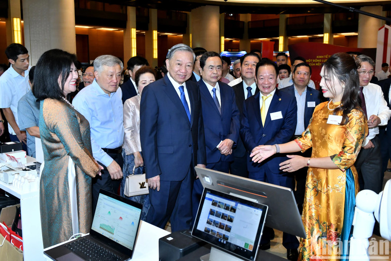 苏林总书记以及党和国家领导人参观“私营经济发展成就展览会暨私营企业产品展”。