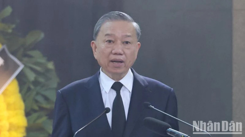 越共中央政治局委员、越南社会主义共和国主席、治丧委员会主任苏林在阮富仲总书记同志追悼会上致悼词。 越共中央政治局委员、越南社会主义共和国主席、治丧委员会主任苏林在阮富仲总书记同志追悼会上致悼词。