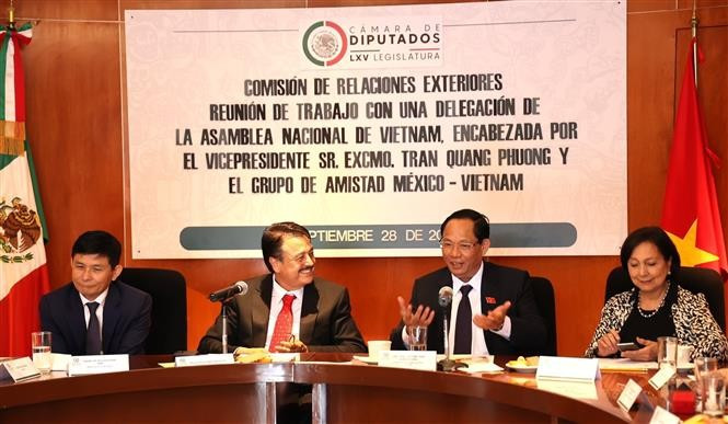 越南国会副主席陈光方上将会见墨西哥众议院对外委员会主任、墨越友好议员小组组长阿尔弗雷多·费马特·巴努埃洛斯。 越南国会副主席陈光方上将会见墨西哥众议院对外委员会主任、墨越友好议员小组组长阿尔弗雷多·费马特·巴努埃洛斯。