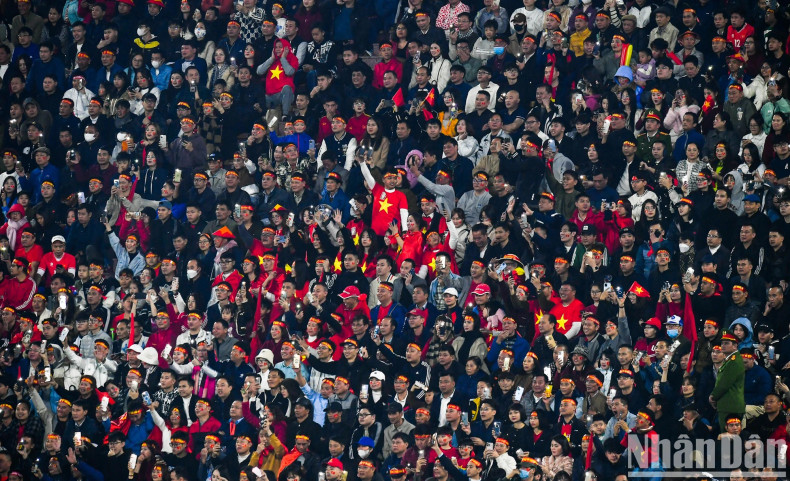 越池体育场座无虚席。