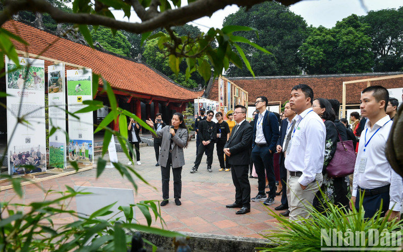 出席活动的嘉宾参观展览。 出席活动的嘉宾参观展览。