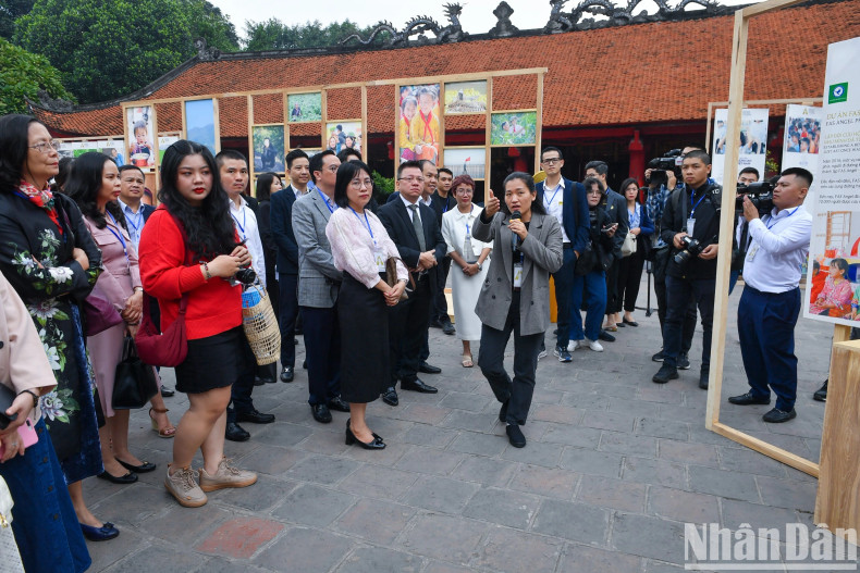 展览按照主题组合划分为多个展区,例如:心、面向未来、为人民革命等。 展览按照主题组合划分为多个展区,例如:心、面向未来、为人民革命等。