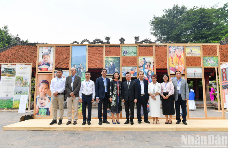 《人类行动奖》评委会成员在展览上合影留念。 《人类行动奖》评委会成员在展览上合影留念。