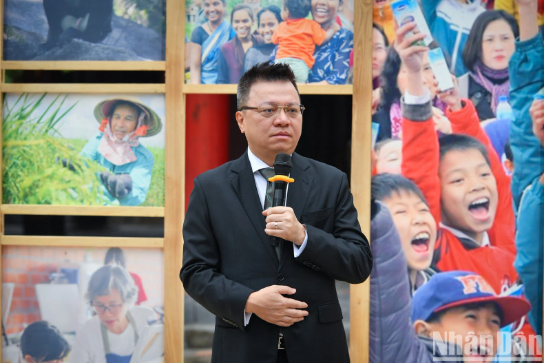 越共中央委员、《人民报》社总编辑、中央宣教部副部长、越南新闻工作者协会主席、《人类行动奖》组委会主任黎国明介绍,参加《人类行动奖》(Human Act Prize)的150多个项目和创意中,组委会选出了43个项目在展会上展示。 越共中央委员、《人民报》社总编辑、中央宣教部副部长、越南新闻工作者协会主席、《人类行动奖》组委会主任黎国明介绍,参加《人类行动奖》(Human Act Prize)的150多个项目和创意中,组委会选出了43个项目在展会上展示。