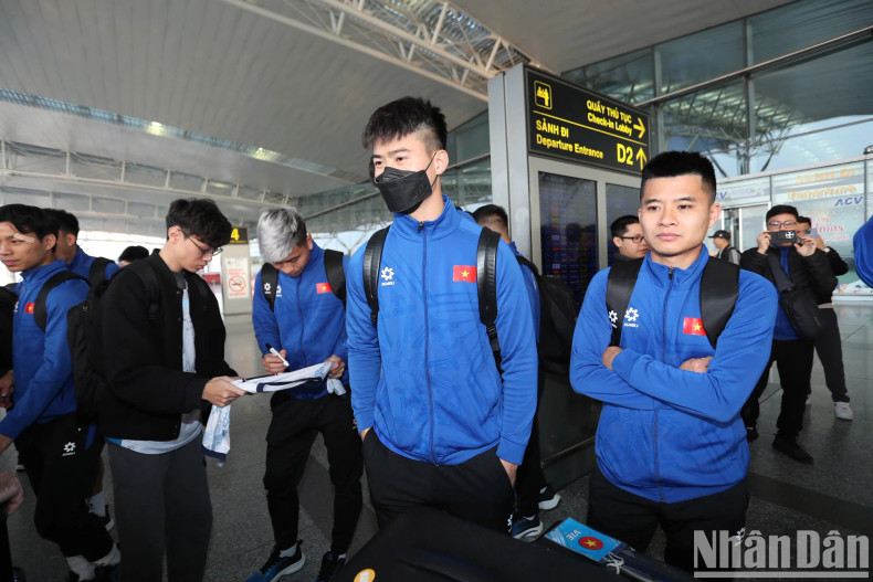 后卫杜维孟和队友。