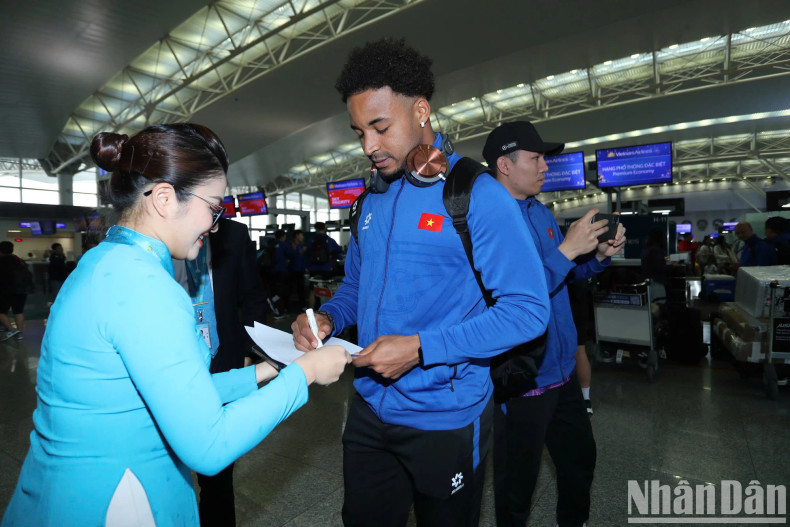 阮春山为球迷签名。