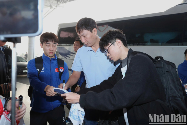 主教练Kim Sang Sik为球迷签名。