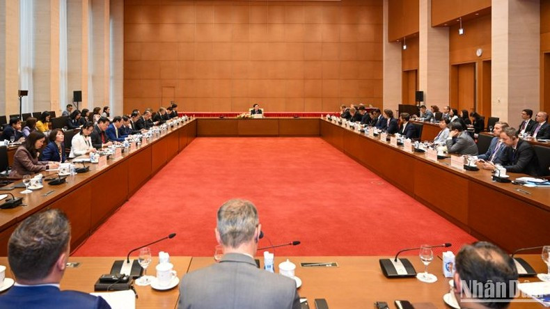 会议全景。 会议全景。