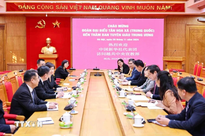 越共中央宣教部副部长潘春水在河内会见新华社副总编辑任卫东一行。 越共中央宣教部副部长潘春水在河内会见新华社副总编辑任卫东一行。