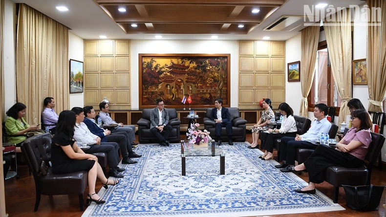 黎国明同志一行拜会越南驻泰国大使范越雄。