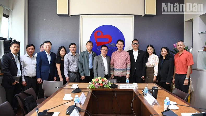 VJA 代表团与芭堤雅市市长 Poramase Ngampiches合影。