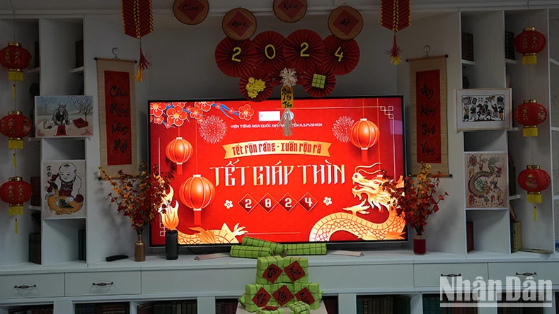 越南留学生在普希金国立俄语学院的春节展示区。